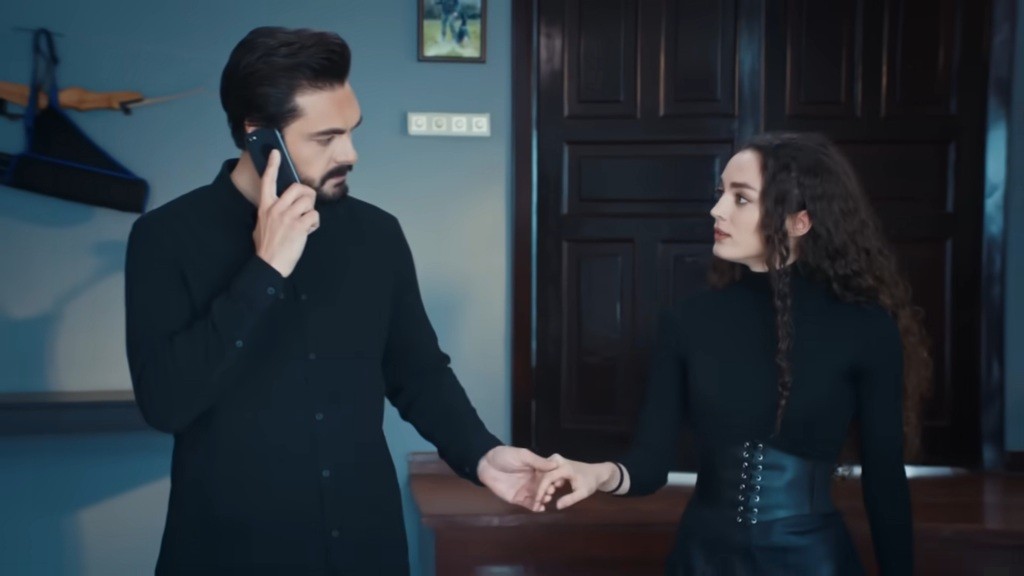 Yaman prowadzi Nanę za rękę, rozmawiając przez telefon.