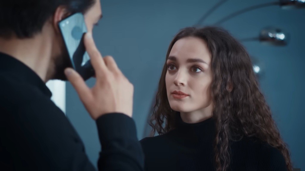 Nana jest zachwycona, słysząc, że Yaman zamawia pierścionek.