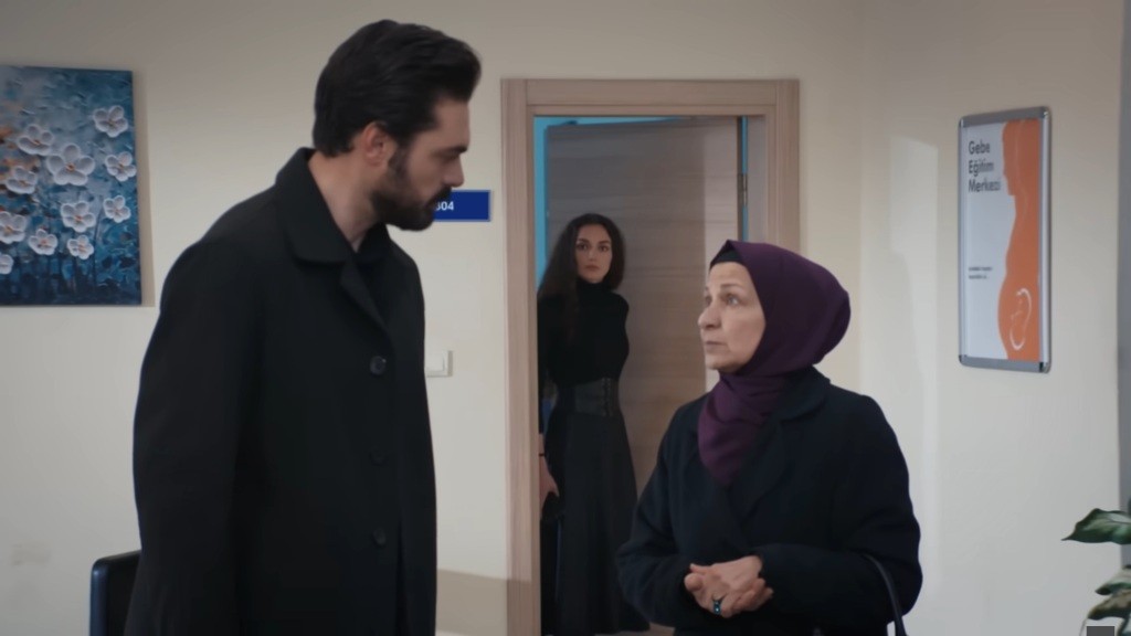 Nana podsłuchuje rozmowę Yamana i Akcy.