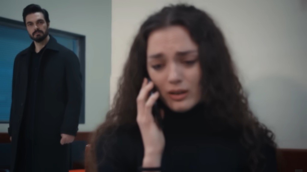 Nana rozmawia przez telefon. Yaman stoi w pobliżu.