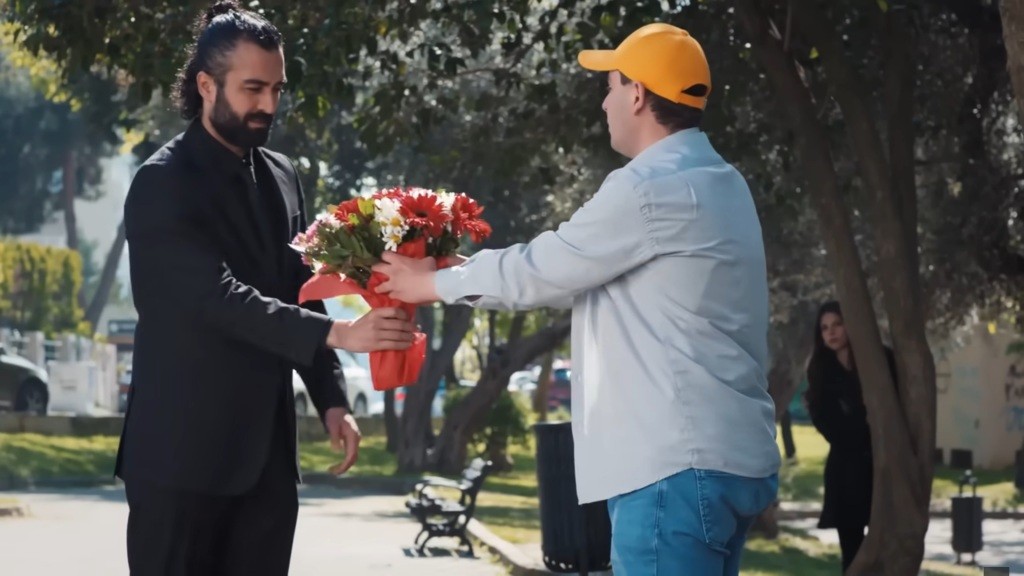 Ferit kupuje kwiaty.