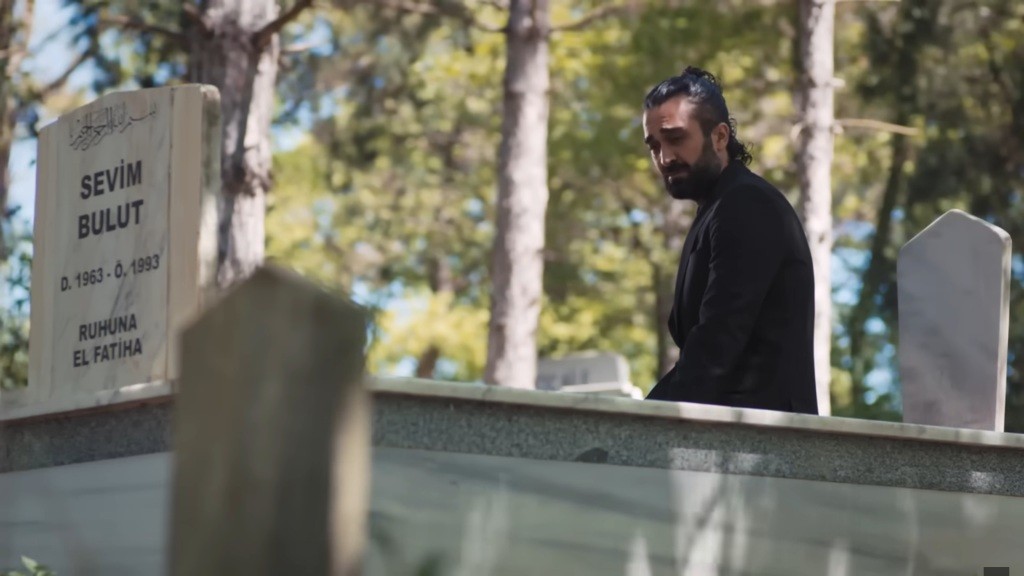 Ferit odwiedza grób swojej mamy.