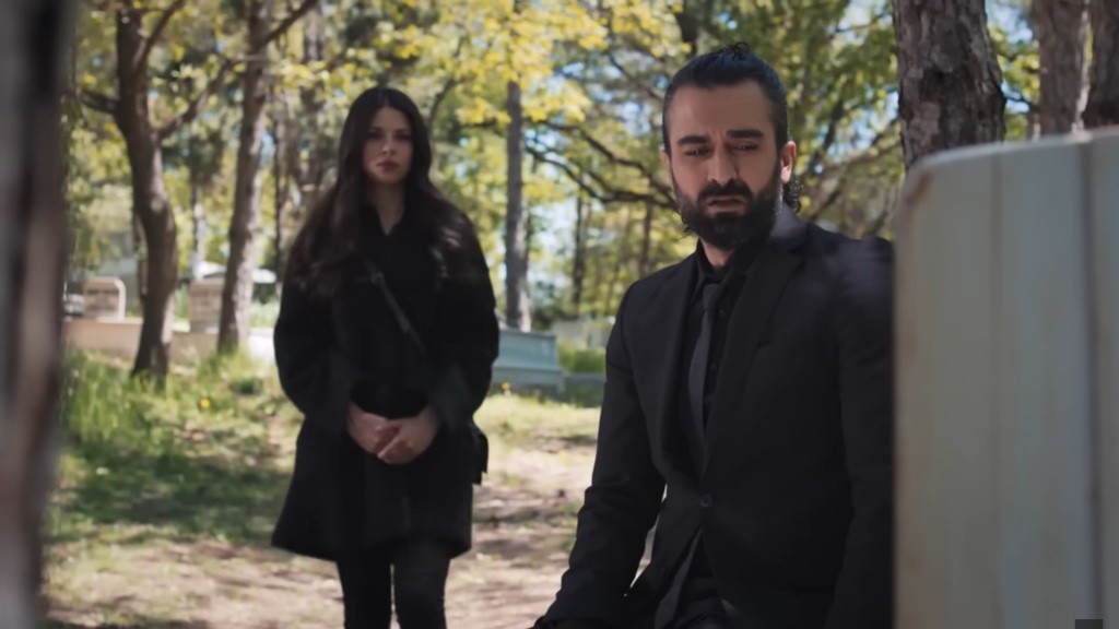 Ayse zbliża się do Ferita.