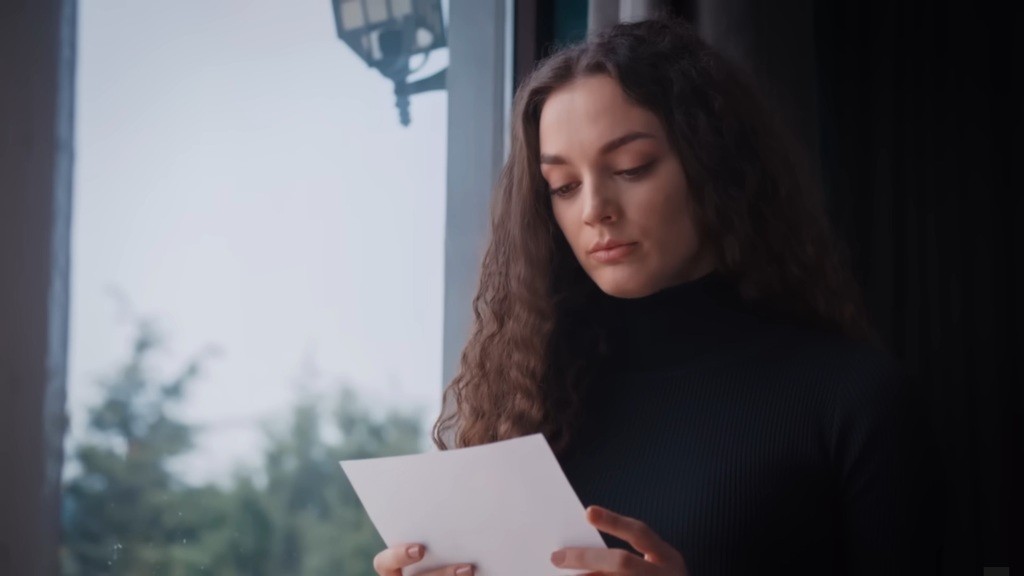 Nana wpatruje się w zdjęcie.