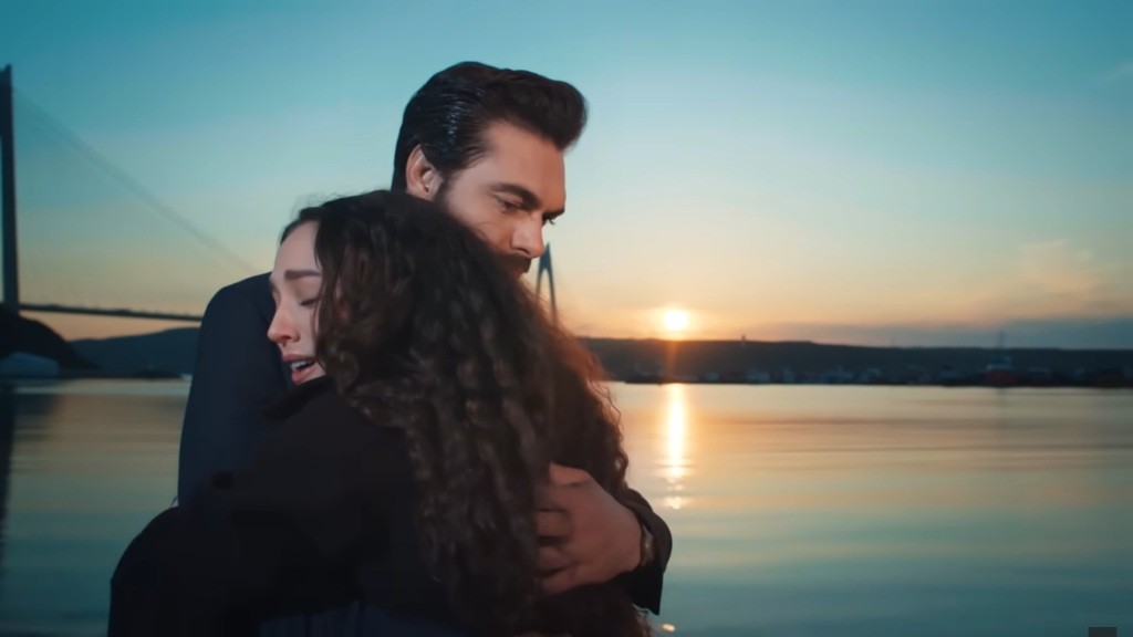 Szczęśliwa i wzruszona Nana przytula się do Yamana.