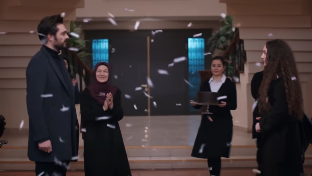 Scena w rezydencji. Huczne powitanie Yamana i Nany jako narzeczonych.