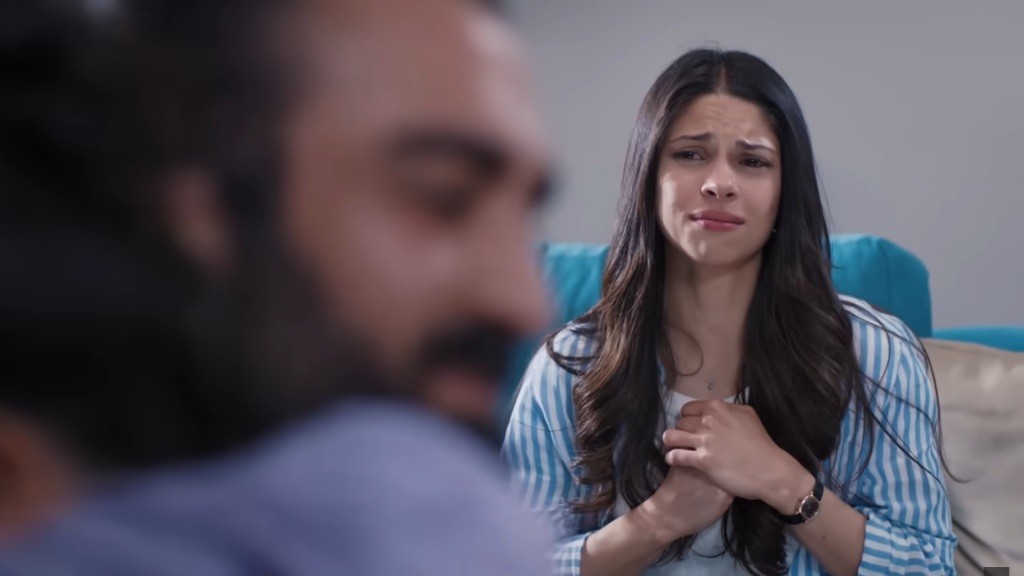 Ayse ze wzruszeniem patrzy na Ferita i Dogę.