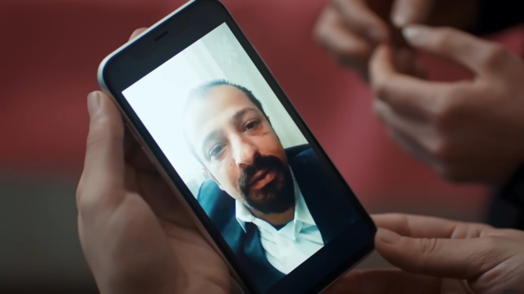 Zdjęcie Idrisa na telefonie Aynur.