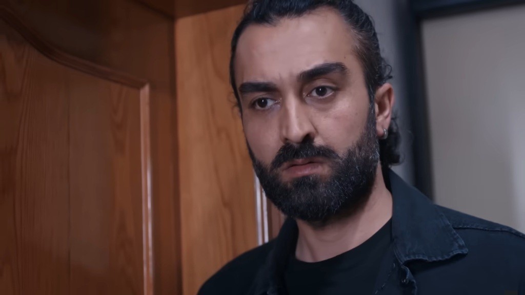 Ferit stoi pod drzwiami pokoju. Jest w szoku, słysząc słowa Ayse.