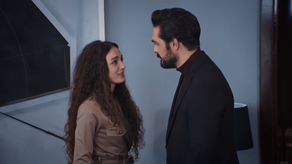 Nana uśmiecha się, patrząc Yamanowi prosto w oczy.