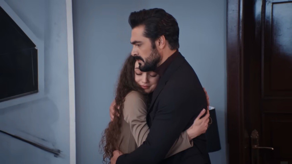 Wzruszona Nana przytula się do Yamana.