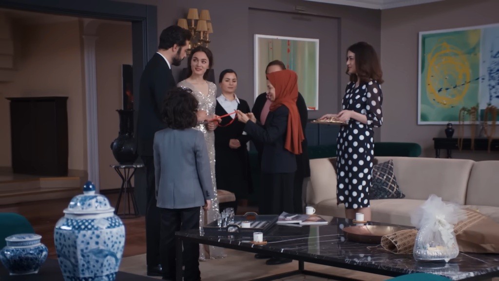 Akca przecina wstążkę podczas zaręczyn Yamana i Nany.