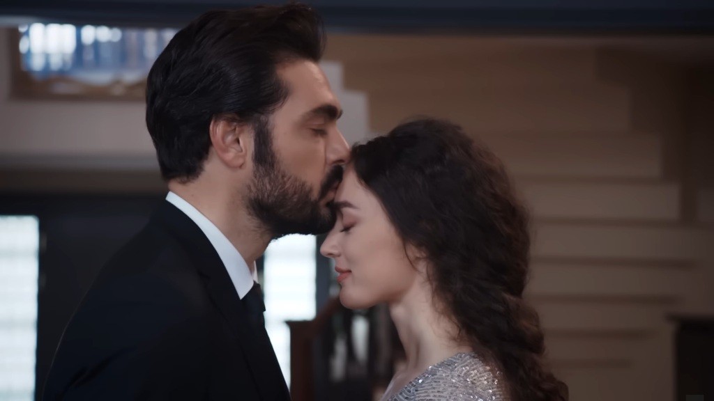 Yaman całuje Nanę w czoło.