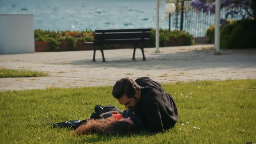 Scena na wybrzeżu. Yaman zbliża usta do ust Nany.