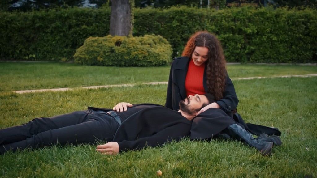 Nana trzyma głowę Yamana na swoich nogach.