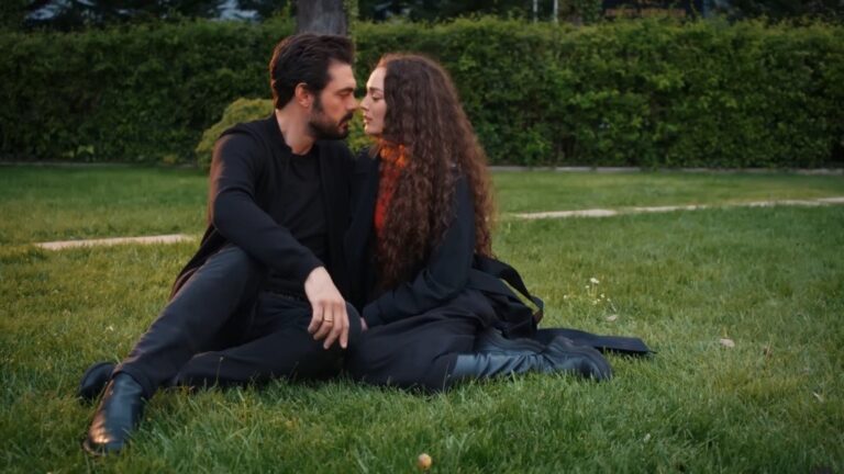 Yaman i Nana bliscy pocałunku.