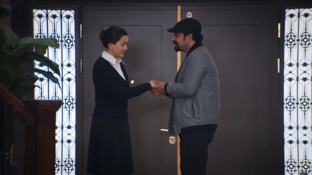 Aynur i Idris w przedpokoju rezydencji.