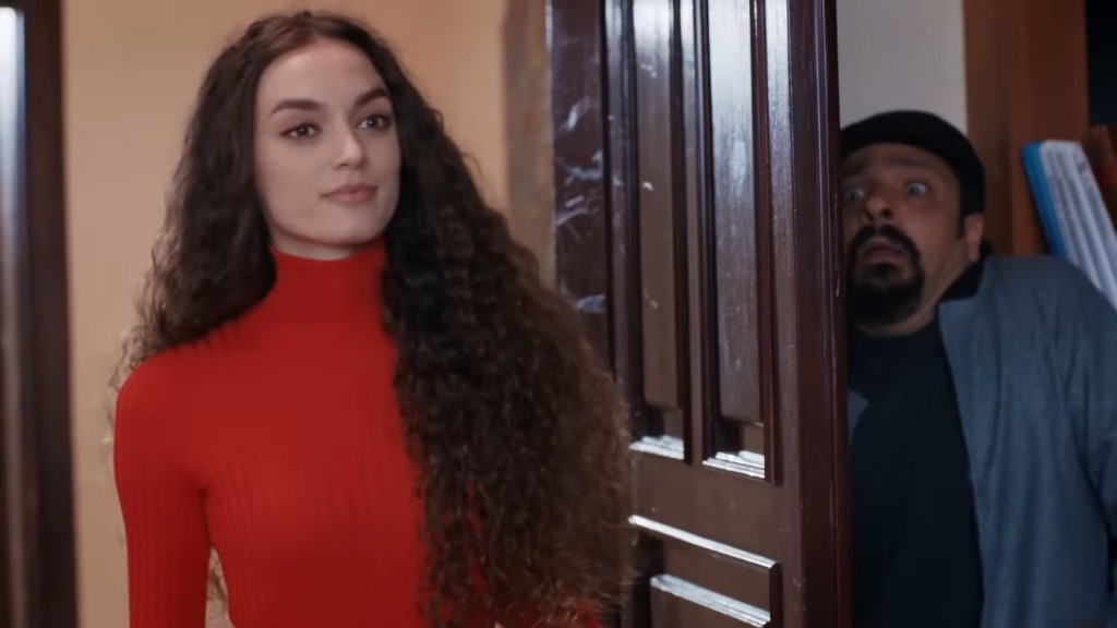 Nana wchodzi do pokoju Aynur. Przerażony Idris chowa się po drugiej stronie drzwi.