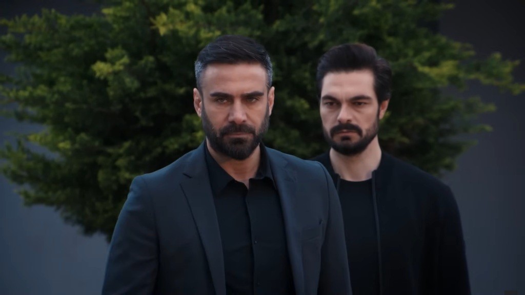 Acar odchodzi po rozmowie z Yamanem.