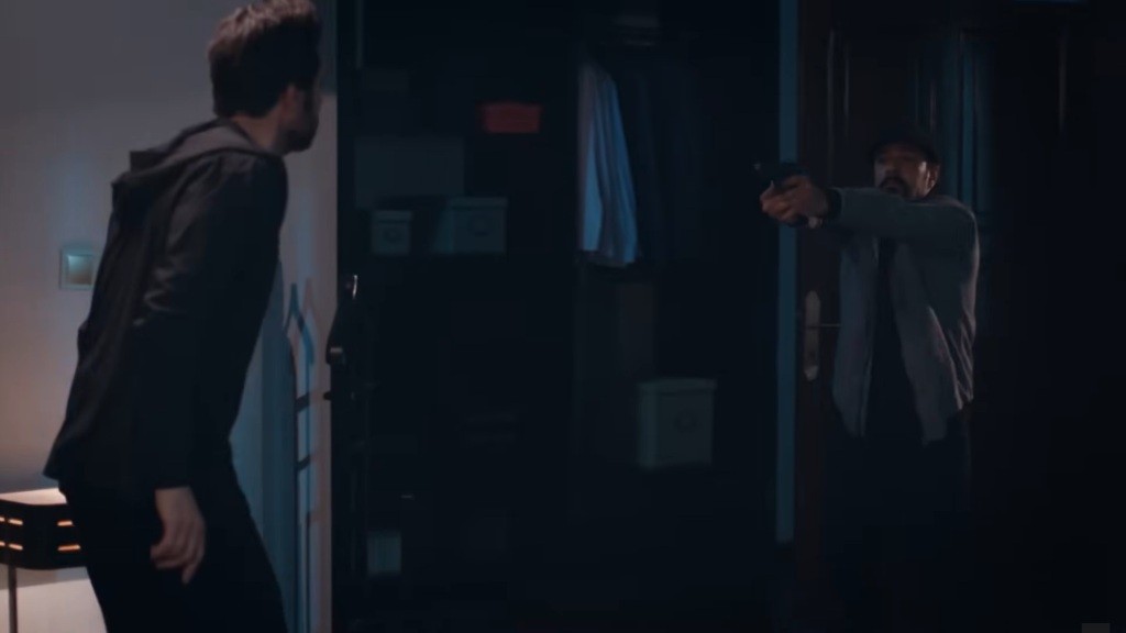 Idris zaskakuje Yamana w jego sypialni, trzymając go na muszce.