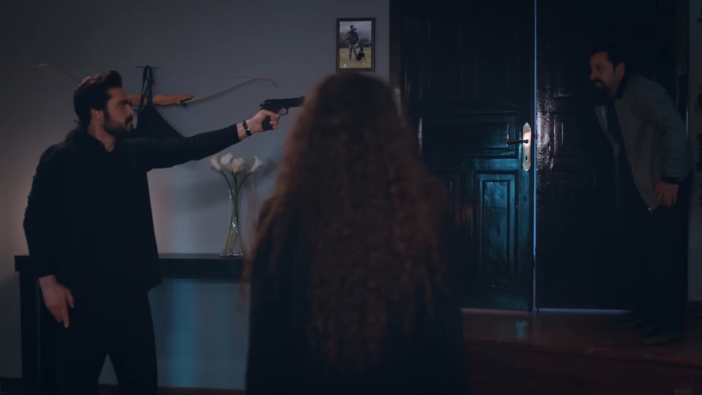 Yaman mierze do Idrisa z broni. Obok stoi Nana.