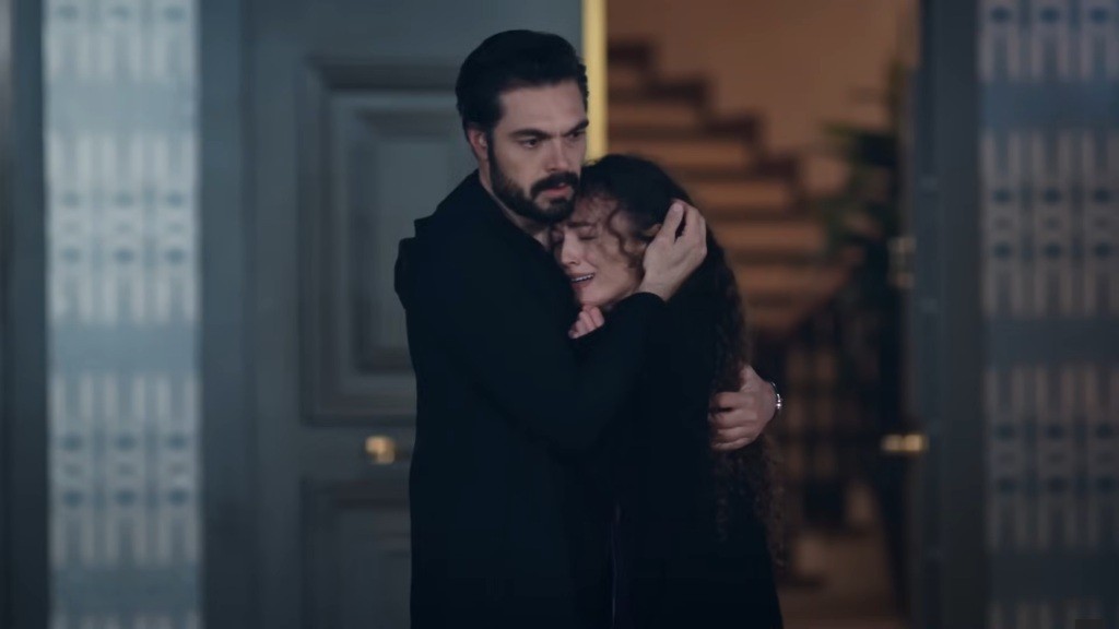 Yaman obejmuje zapłakaną Nanę.