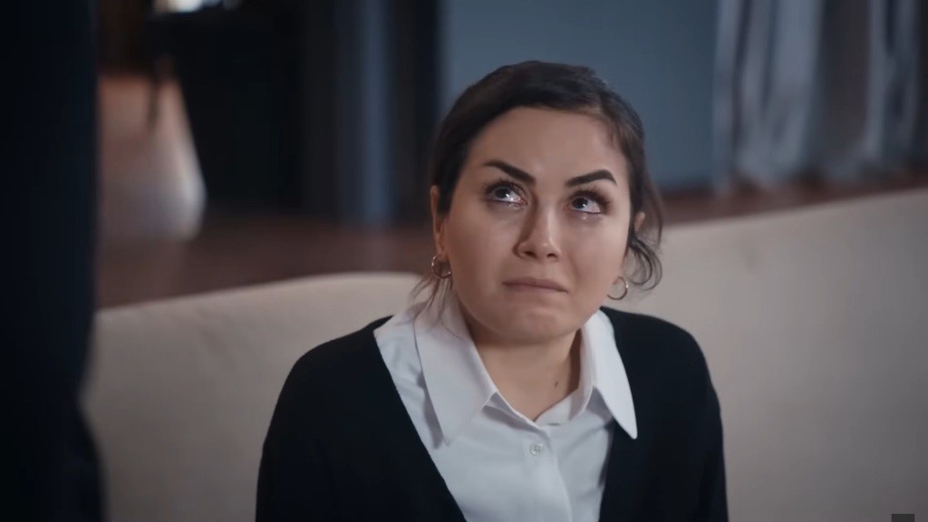 Aynur ma oczy pełne łez. Jest jej wstyd, że dała się zwieść zabójcy swojego brata.