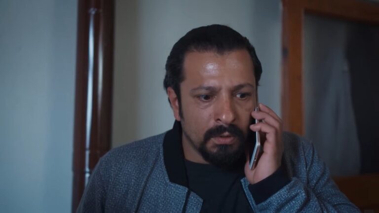 Idris odbiera telefon od tajemniczego rozmówcy.