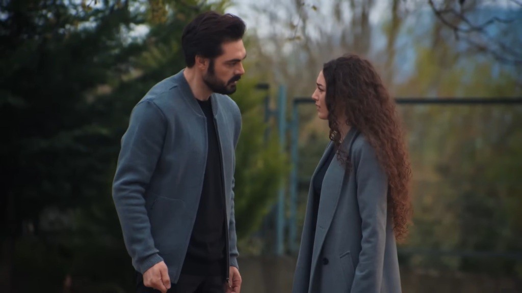 Yaman rozmawia z Naną na podwórku. Mówi jej, że Idris uciekł.