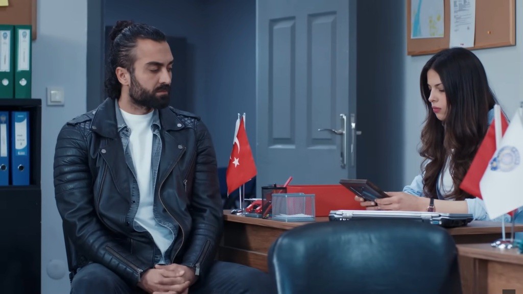 Ferit przeprasza Ayse za swoje zachowanie.