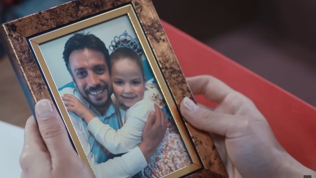 Oprawione w ramkę zdjęcie Koraya i Dogi.