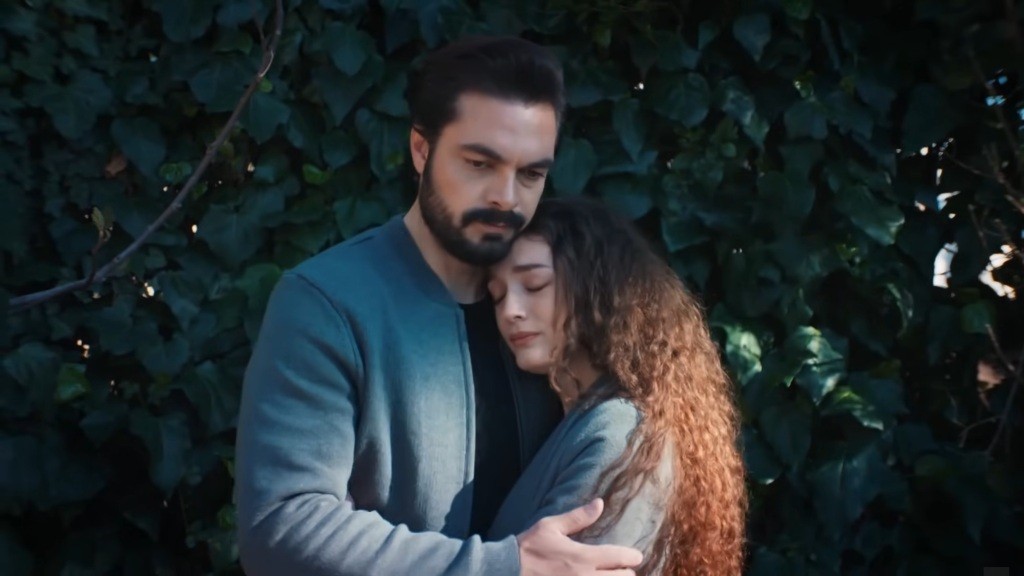 Yaman obejmuje Nanę.