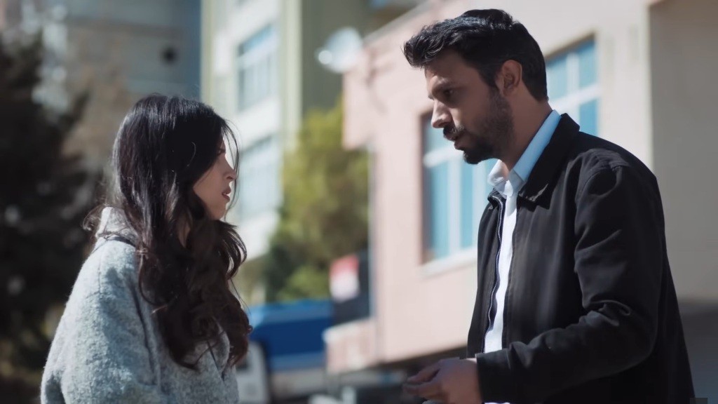 Koray przedstawia Ayse swój plan oszukania Ferita.