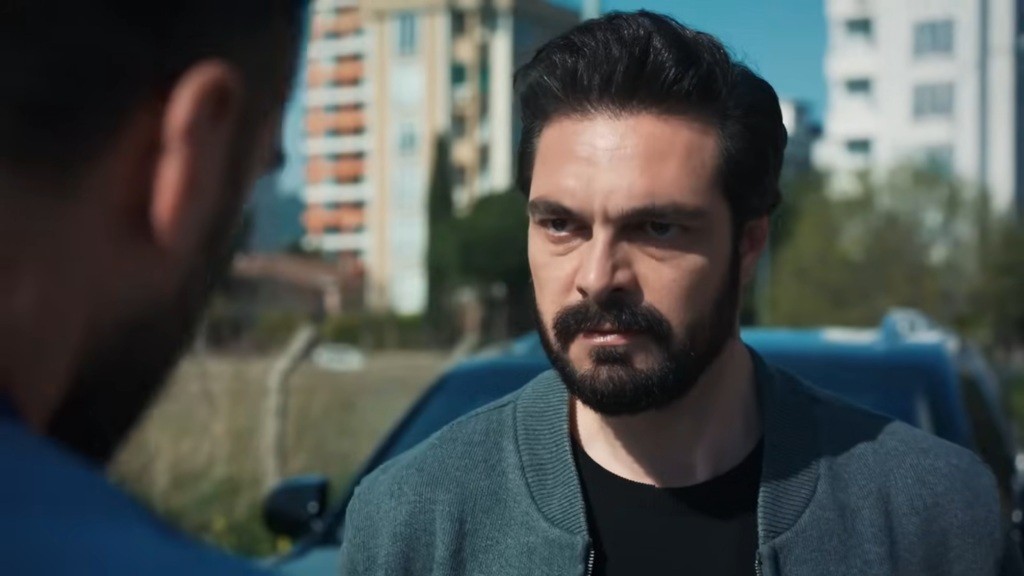 Yaman patrzy groźnie na Acara podczas spotkania na drodze.