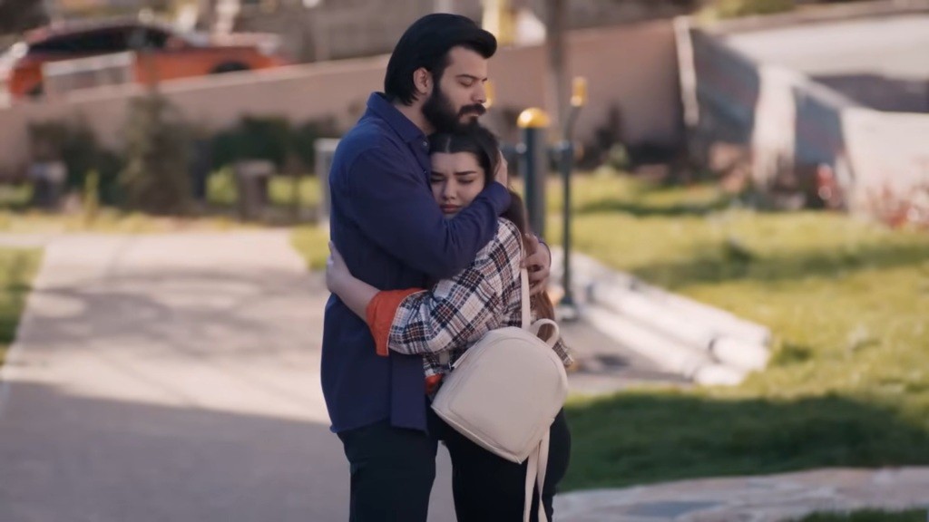 Volkan obejmuje Nese.