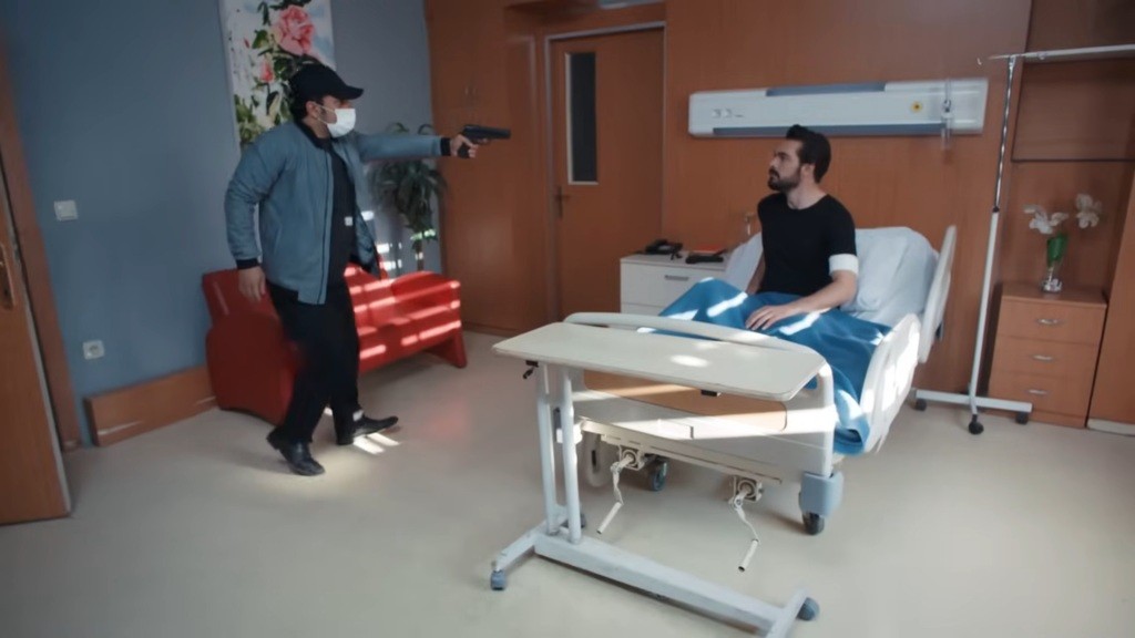 Uzbrojony Idris pojawia się w sali Yamana.