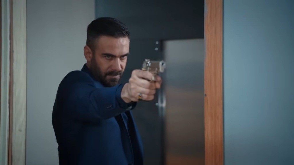 Acar oddaje dwa strzały w plecy Idrisa.