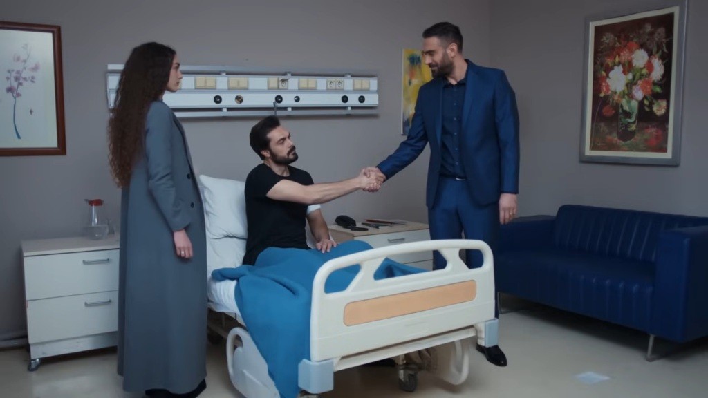 Acar i Yaman wymieniają się uściskiem dłoni. W sali znajduje się także Nana.