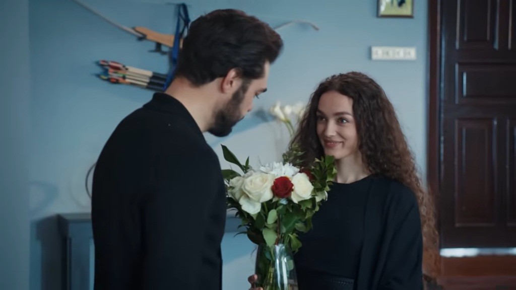 Nana przynosi Yamanowi kwiaty.