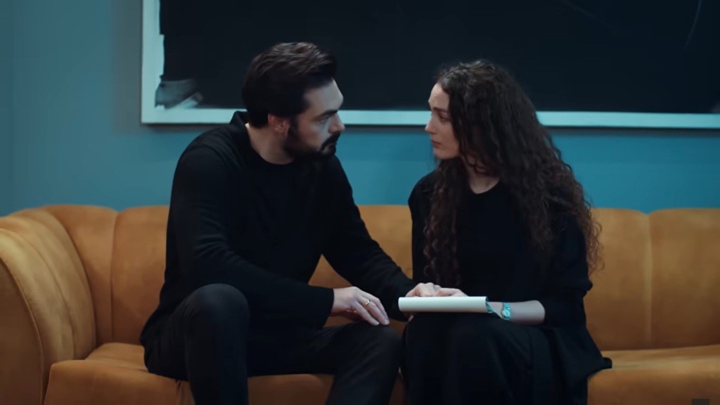 Yaman i Nana rozmawiają o dacie ślubu.