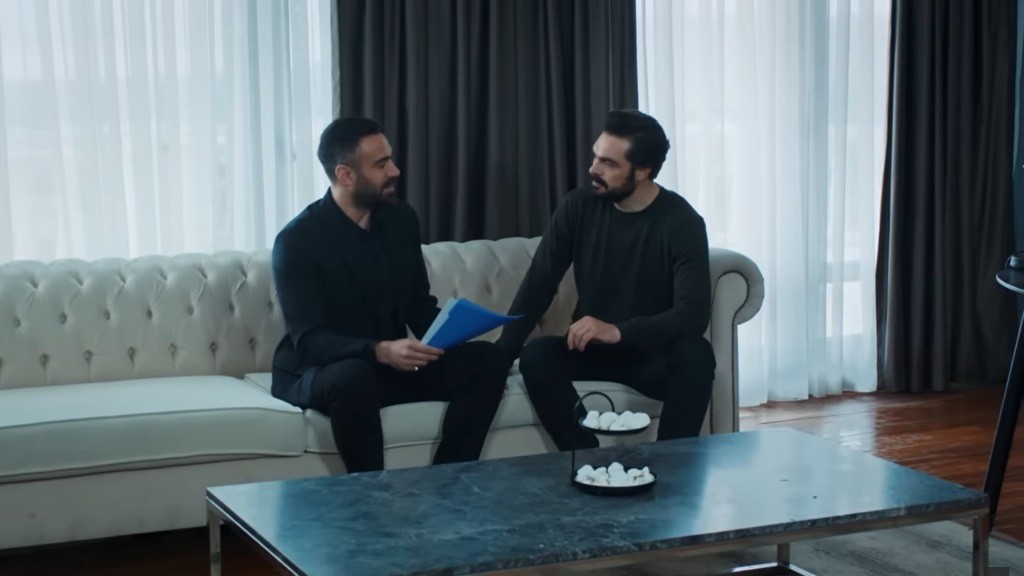 Trucizna i Yaman rozmawiają o partnerstwie, siedząc na sofie w gabinecie Yamana.