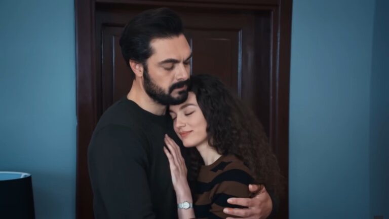 Yaman obejmuje Nanę, a ona tuli się do niego. Oboje mają zamknięte oczy.