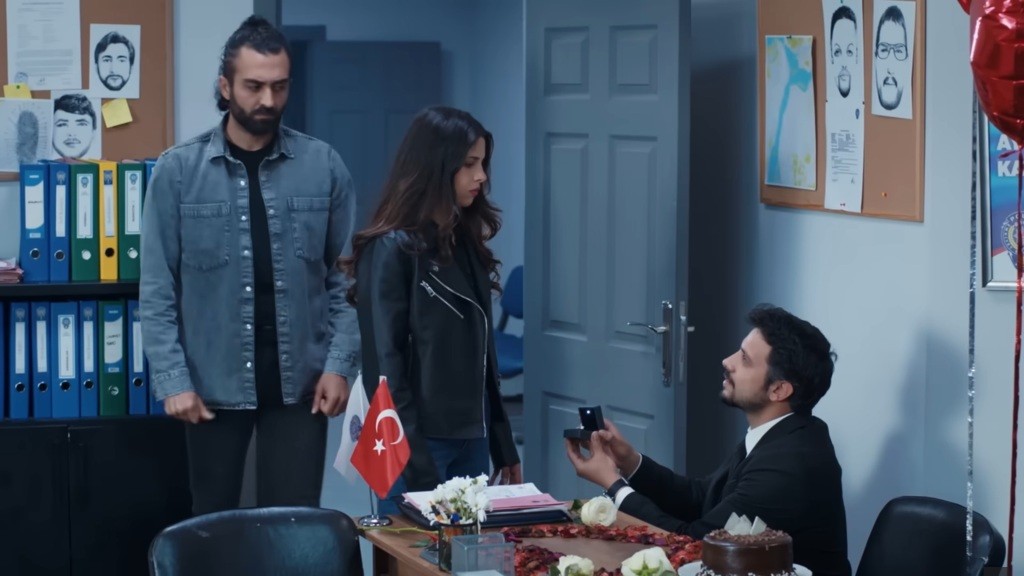 Koray oświadcza się Ayse na oczach Ferita.