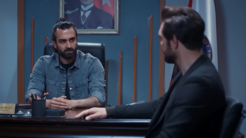 Scena w gabinecie komisarza. Ferit rozmawia z Yamanem o gangsterze Truciźnie.