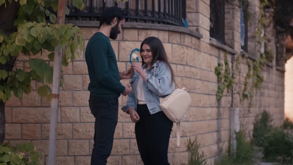 Volkan wręcza Nese kwiat.