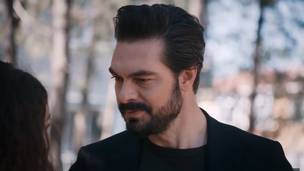 Yaman uśmiecha się subtelnie.