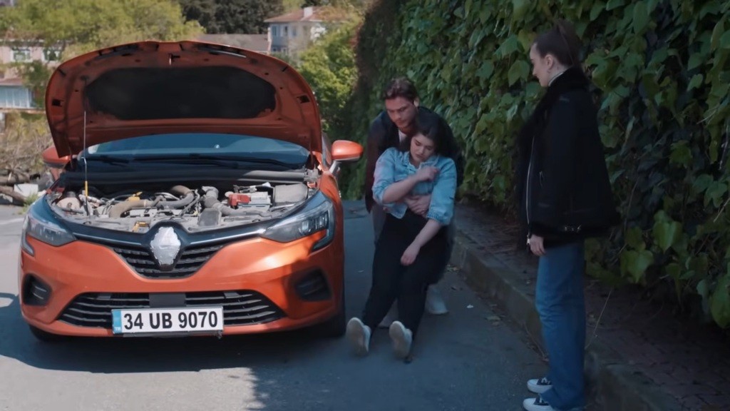 Towarzysz Basak zaciąga nieprzytomną Nese do samochodu. Basak przygląda się temu, stojąc obok.