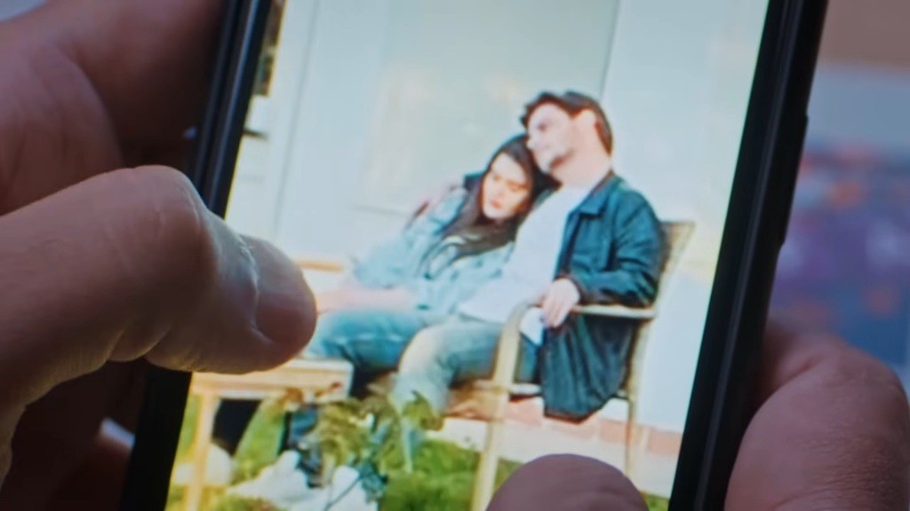 Zdjęcie, które otrzymał Volkan. Widać na nim Nese wtuloną w innego mężczyznę.