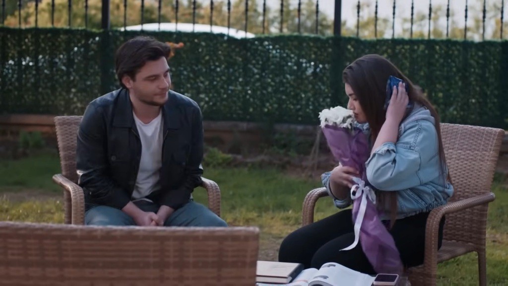 Nese otrzymuje kwiaty od mężczyzny.