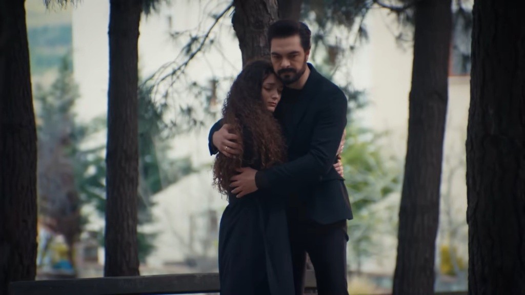 Yaman obejmuje Nanę w parku.